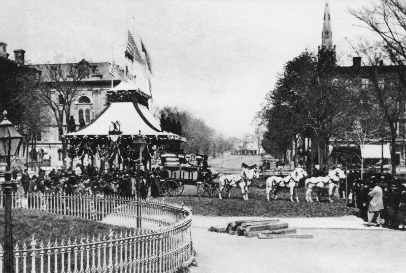 Leżąc w stanie, prezydent Abraham Lincoln, Cleveland, Ohio, kwiecień 1865 (zdjęcie czarno-białe) autorstwa American Photographer (after)