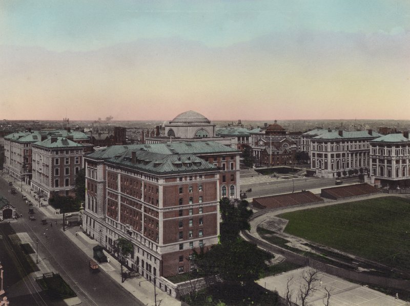 Nowy Jork: Columbia University, Amsterdam Avenue i West 110th Street (zdjęcie) autorstwa American Photographer (after)