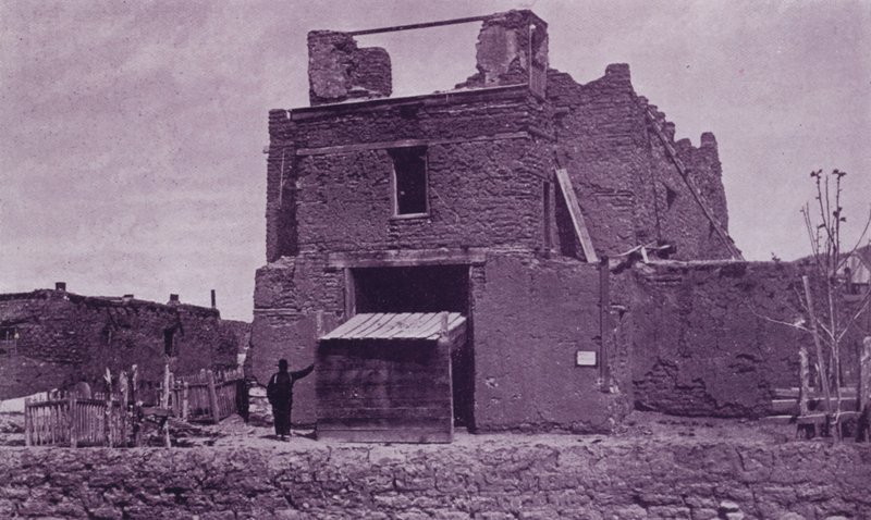 Stary kościół San Miguel, Santa Fe, Nowy Meksyk, zbudowany z Adobe w 1550 (zdjęcie czarno-białe) autorstwa American Photographer (after)