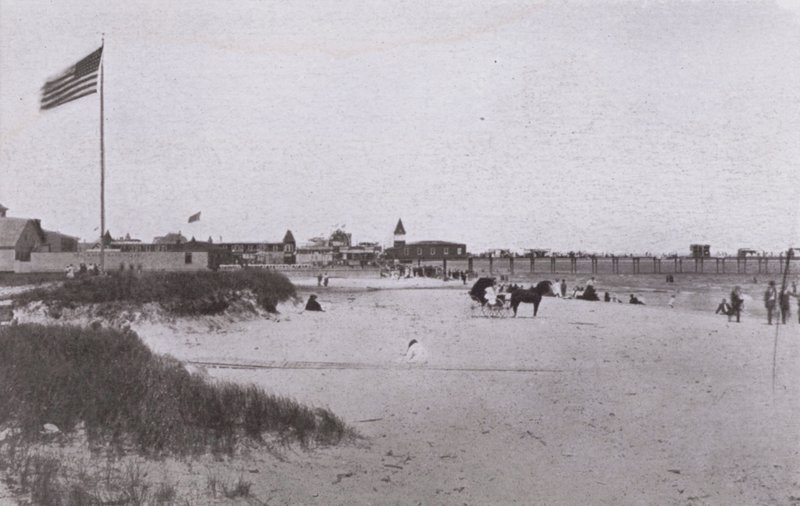 Old Orchard Beach, Maine: Scena na plaży (zdjęcie czarno-białe) autorstwa American Photographer (after)