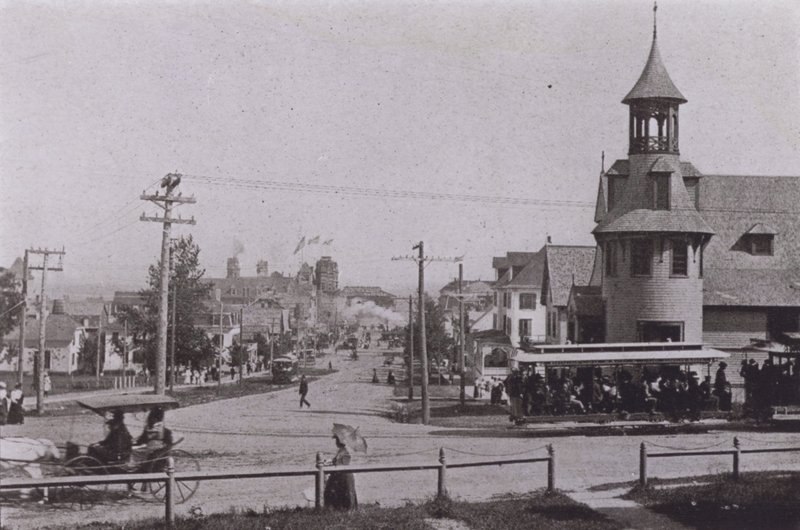 Old Orchard Beach, Maine: Old Orchard patrząc w stronę plaży (zdjęcie czarno-białe) autorstwa American Photographer (after)