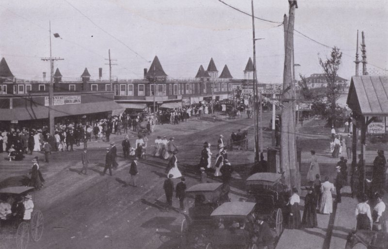 Old Orchard Beach, Maine: Scena w pobliżu zajezdni (zdjęcie czarno-białe) autorstwa American Photographer (after)