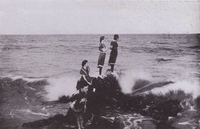 Old Orchard Beach, Maine: Surfuj w Googins Rocks (zdjęcie czarno-białe) autorstwa American Photographer (after)