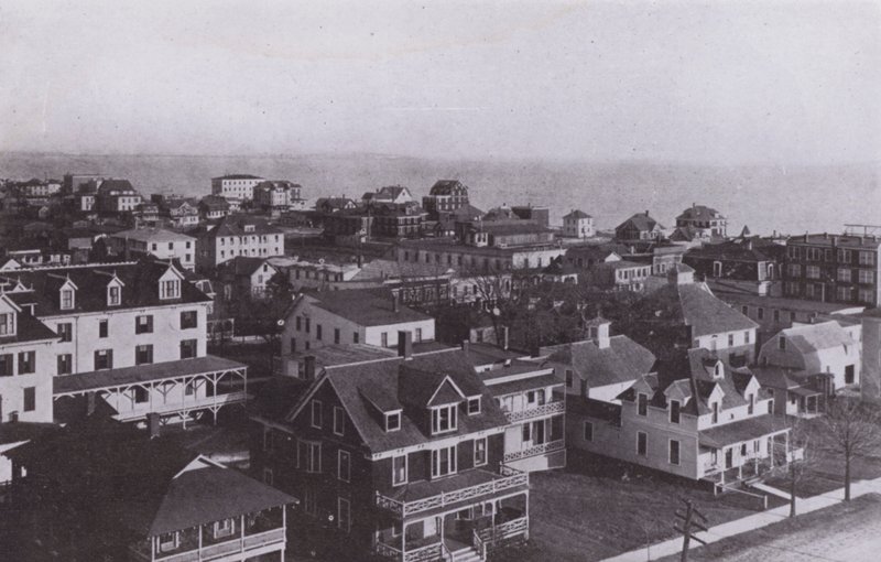 Old Orchard Beach, Maine: Wioska patrząca na wschód od Old Orchard House (zdjęcie czarno-białe) autorstwa American Photographer (after)
