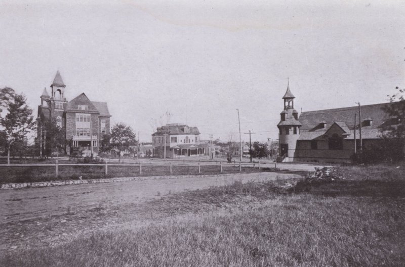Old Orchard Beach, Maine: Ratusz i Biblioteka Publiczna; Poczta; Kościół św. Małgorzaty RC (zdjęcie czarno-białe) autorstwa American Photographer (after)