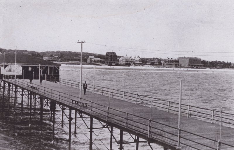 Old Orchard Beach, Maine: Widok z molo nad oceanem (zdjęcie czarno-białe) autorstwa American Photographer (after)