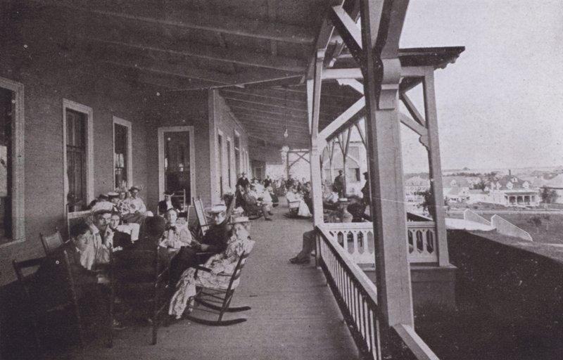 Old Orchard House, Maine: Scena na Piazza (zdjęcie czarno-białe) autorstwa American Photographer (after)