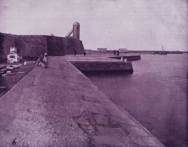 Stary fort i mur morski w St Augustine na Florydzie (zdjęcie czarno-białe) autorstwa American Photographer (after)