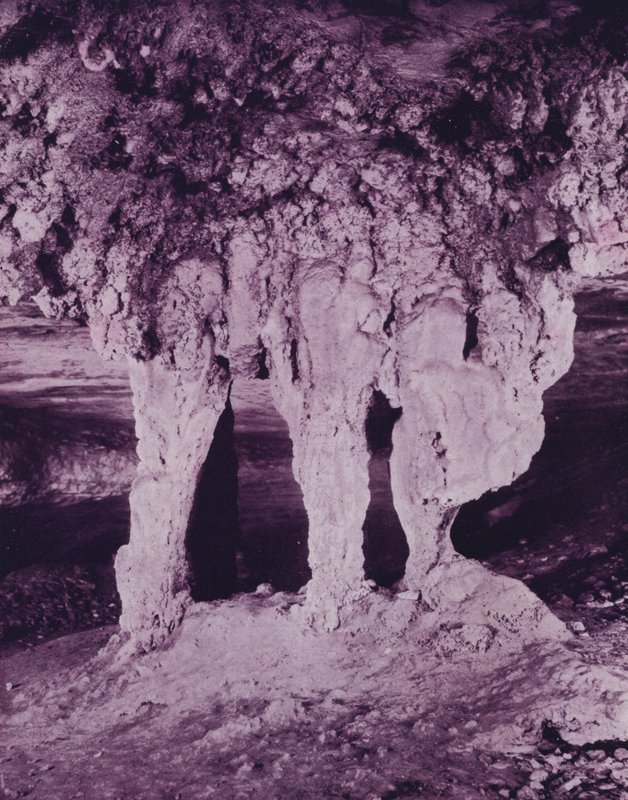 Ołtarz Ślubny, Jaskinia Mamuta (zdjęcie czarno-białe) autorstwa American Photographer (after)