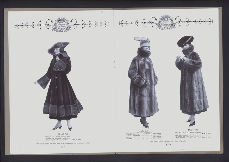 Dwustronicowa rozkładówka z Teatru Mody Futrzanej (zdjęcie czarno-białe) autorstwa American Photographer (after)
