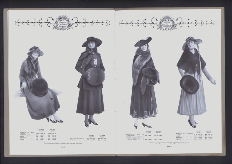 Dwustronicowa rozkładówka z Teatru Mody Futrzanej (zdjęcie czarno-białe) autorstwa American Photographer (after)