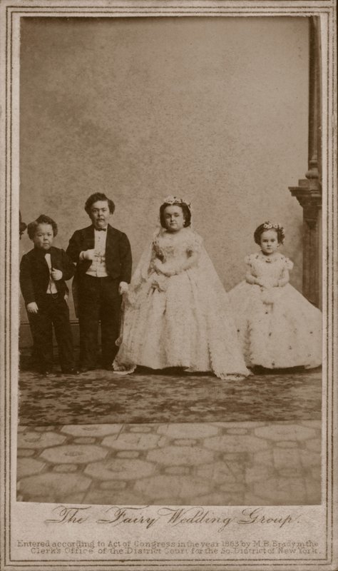 Zdjęcie ślubne Charlesa Sherwooda Strattona, amerykańskiego artysty znanego jako generał Tom Thumb i jego żony Lavinii Warren autorstwa American Photographer (after)