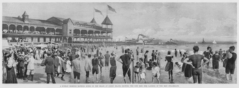 Scena kąpieli w niedzielny poranek na plaży na Coney Island, pokazująca nowe lądowanie żelaznych parowców na molo (zdjęcie czarno-białe) autorstwa American Photographer