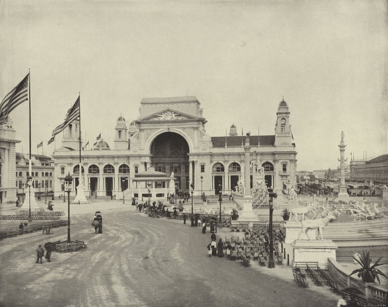 Po drugiej stronie Grand Plaza, Northward autorstwa American Photographer