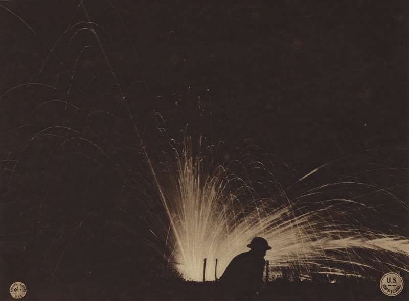 Ameryka w I wojnie światowej: Wybuch bomby fosforowej (zdjęcie czarno-białe) autorstwa American Photographer