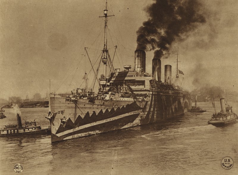 Ameryka w I wojnie światowej: "Lewiatan", dawniej niemiecki liniowiec pasażerski "Vaterland", wypływający z Hoboken do Francji (zdjęcie czarno-białe) autorstwa American Photographer