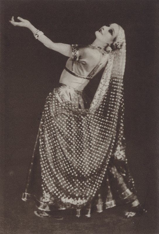 Ann Pavlova jako Rhada w "Orientalnych impresjach" (zdjęcie czarno-białe) autorstwa American Photographer