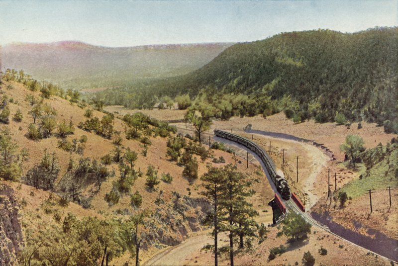 Apache Canyon, między Las Vegas a Lamy, Nowy Meksyk (kolorowe zdjęcie) autorstwa American Photographer
