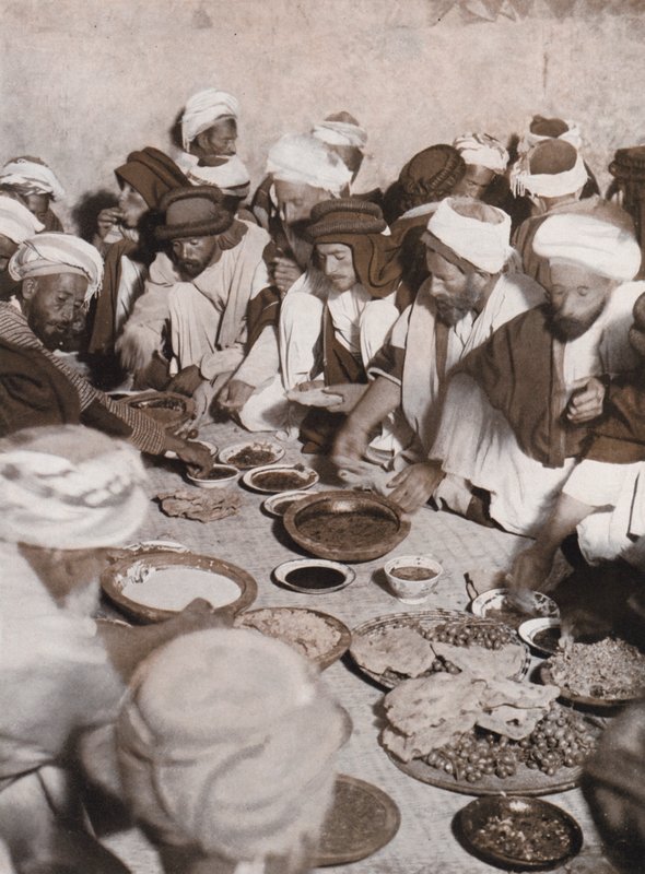 Arabscy wieśniacy jedzący posiłek, Palestyna (zdjęcie czarno-białe) autorstwa American Photographer