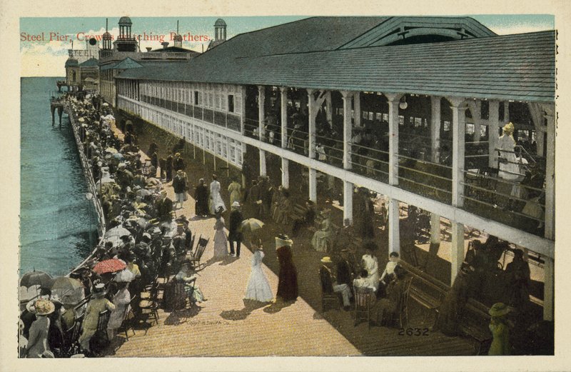 Atlantic City, NJ: Stalowe molo, tłumy obserwujące kąpiących się (zdjęcie kolorowe) autorstwa American Photographer