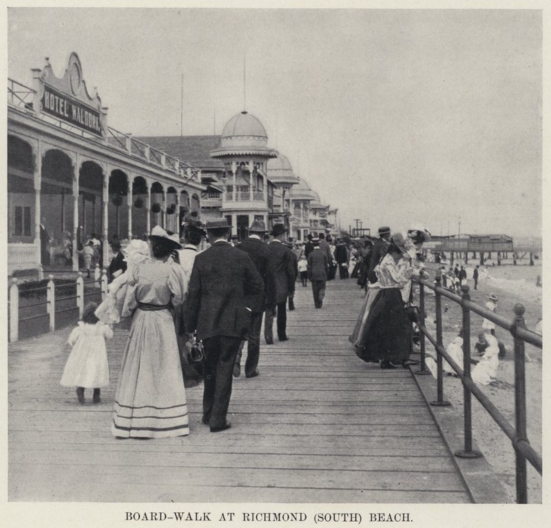 Promenada przy plaży Richmond (południe) (zdjęcie czarno-białe) autorstwa American Photographer