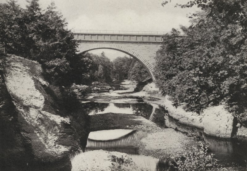 Boston: Echo Bridge, Newton Upper Falls, Newton (zdjęcie czarno-białe) autorstwa American Photographer