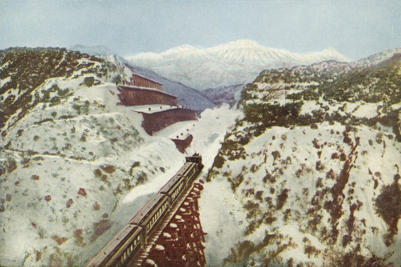Cajon Pass, na szczycie Coast Range, Kalifornia (kolorowe zdjęcie) autorstwa American Photographer