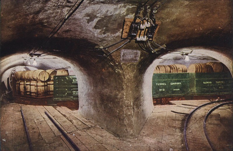 Chicago: Podziemny tunel na skrzyżowaniu ulic, pokazujący załadowane wagony towarowe (zdjęcie kolorowe) autorstwa American Photographer