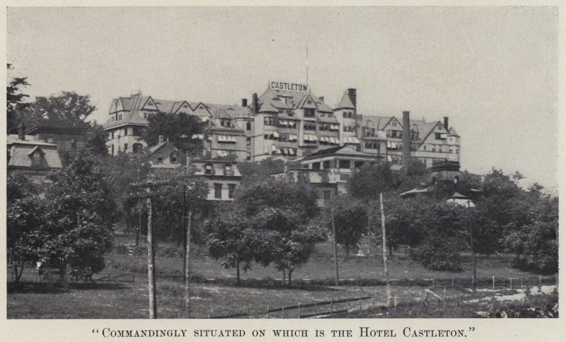 "Dobrze położony, na którym znajduje się Hotel Castleton" (zdjęcie czarno-białe) autorstwa American Photographer