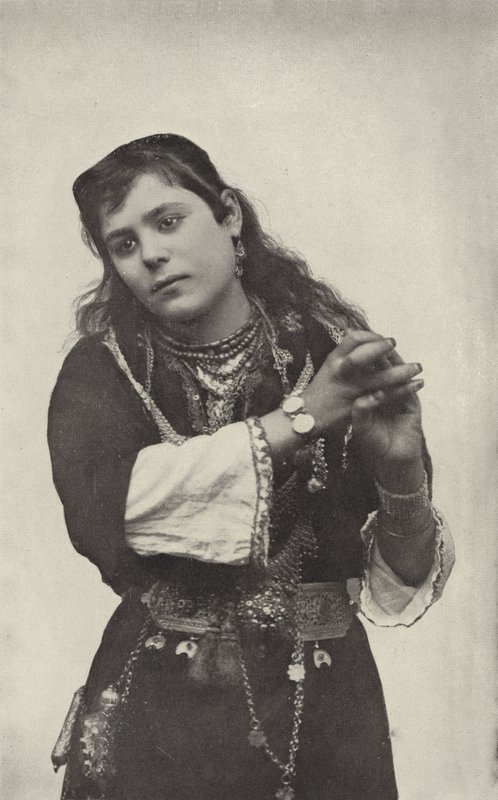 Tańcząca dziewczyna na ulicy Kairskiej Teatru autorstwa American Photographer