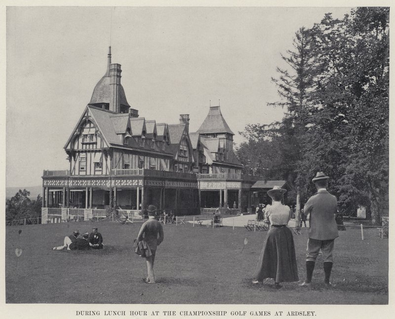 Podczas lunchu na Mistrzostwach Golfowych w Ardsley (zdjęcie czarno-białe) autorstwa American Photographer