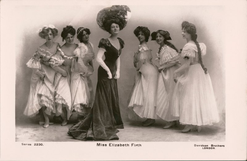 Elizabeth Firth, amerykańska piosenkarka i aktorka (zdjęcie czarno-białe) autorstwa American Photographer