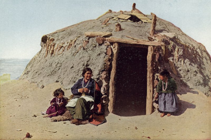 Elle of Ganado, indyjski budynek, Albuquerque, najsłynniejszy tkacz wśród Navajos (kolorowe zdjęcie) autorstwa American Photographer