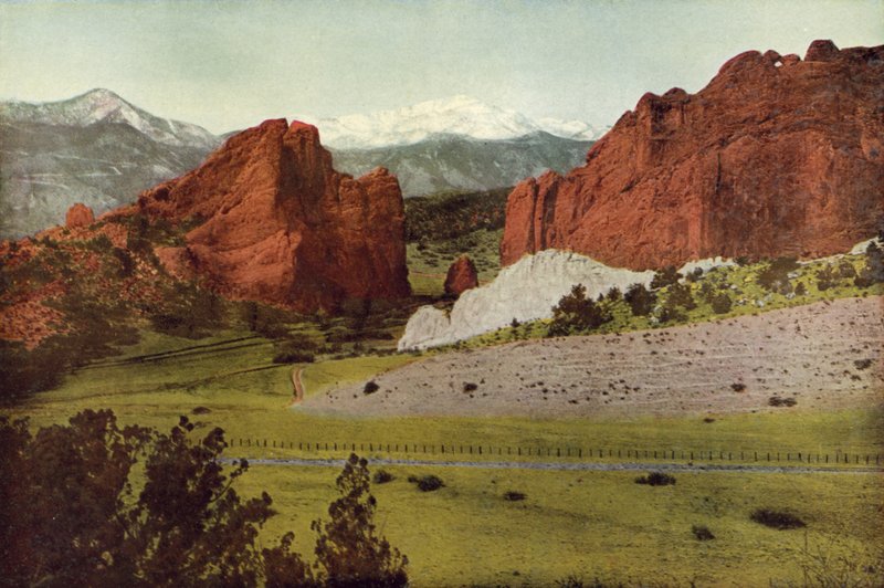 Brama, Ogród Bogów, Kolorado, Pikes Peak w oddali (kolorowe zdjęcie) autorstwa American Photographer