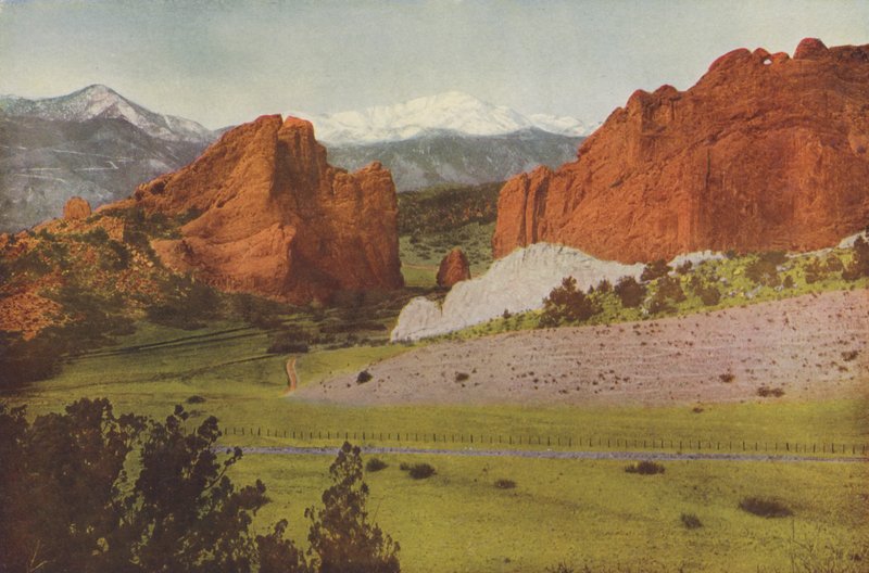 Gateway, Garden of the Gods, Kolorado, Pikes Peak w oddali (zdjęcie pokolorowane) autorstwa American Photographer