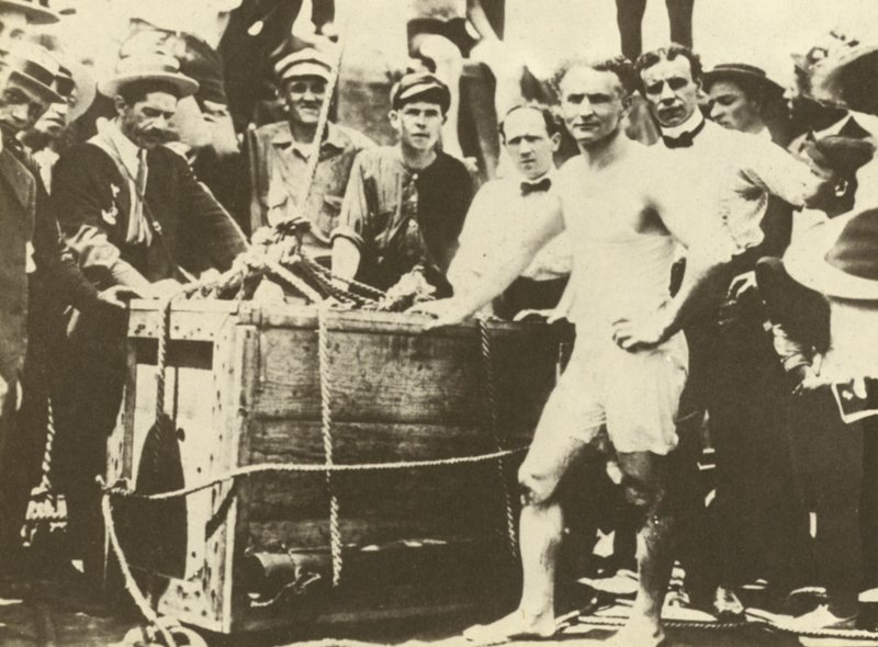 Harry Houdini opuszczany do skutej lodem rzeki Detroit w 1907 r. (zdjęcie czarno-białe) autorstwa American Photographer