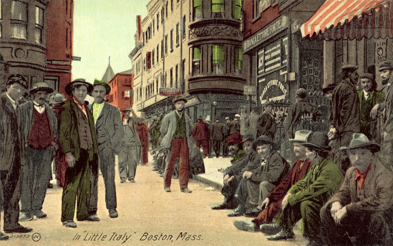 W "Małych Włoszech", Boston, Massachusetts (zdjęcie kolorowe) autorstwa American Photographer