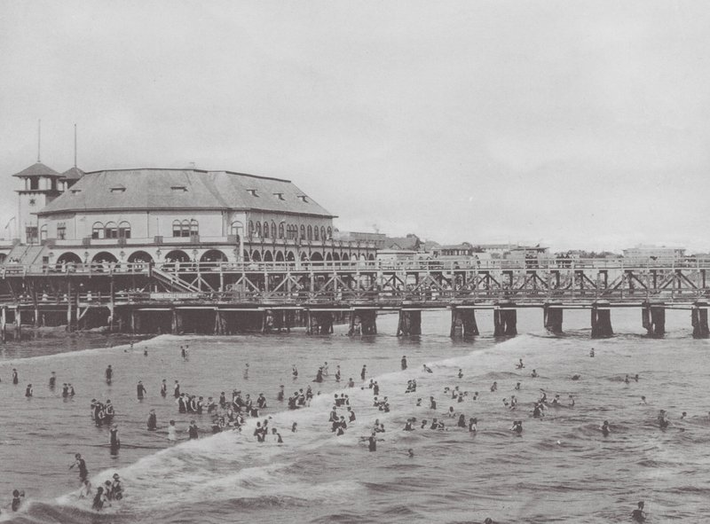 Long Beach, Kalifornia: Audytorium miejskie i scena kąpielowa (zdjęcie czarno-białe) autorstwa American Photographer