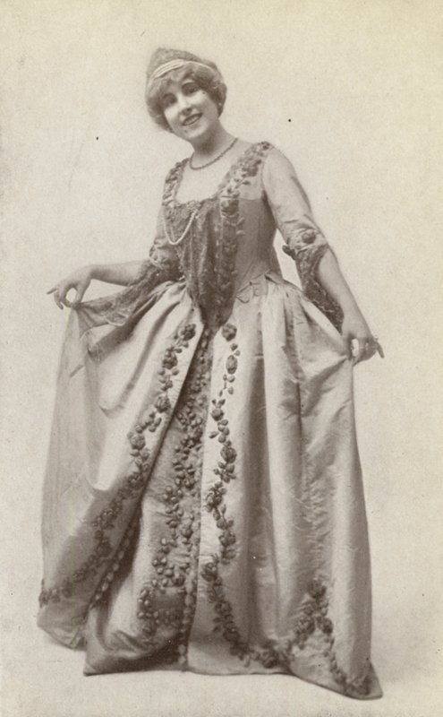 Lukrecja Bori jako "Manon Lescaut" (zdjęcie czarno-białe) autorstwa American Photographer