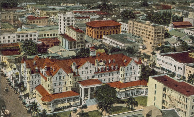 Miami, Floryda, ok. 1925 r: Widok z lotu ptaka przedstawiający hotel Halcyon na pierwszym planie (zdjęcie kolorowe) autorstwa American Photographer