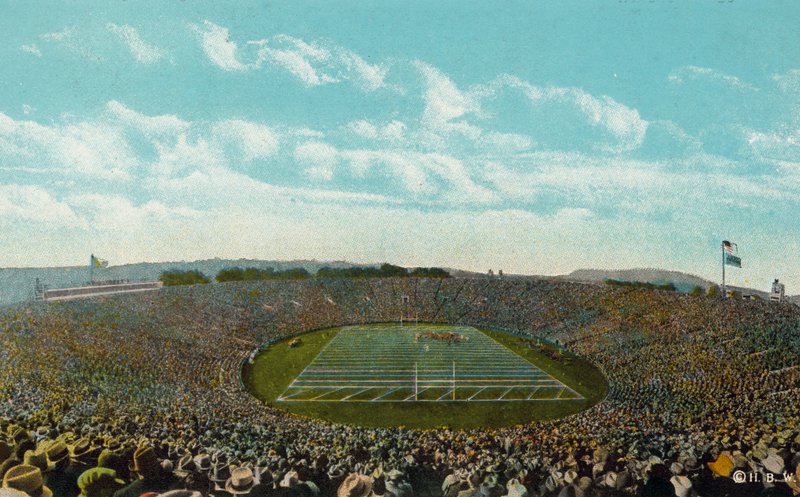 New Haven, Conn: "The Bowl", wielki stadion piłkarski Yale, mieszczący 80 000 osób (zdjęcie kolorowe) autorstwa American Photographer