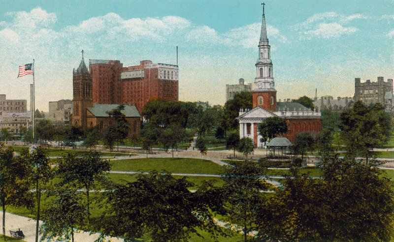 New Haven, Conn: Trinity Church, Taft Hotel i Center Church zza zieleni (zdjęcie kolorowe) autorstwa American Photographer