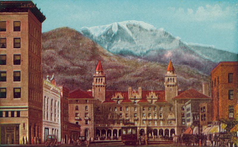Pikes Peak Avenue, Colorado Springs, Kolorado, Pikes Peak w oddali (zdjęcie kolorowe) autorstwa American Photographer