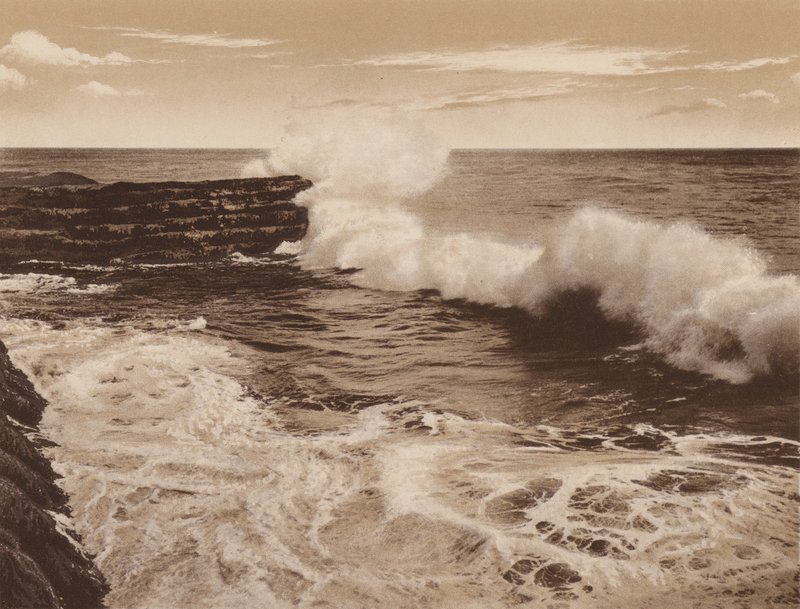 San Diego: Breakerzy pędzący nad klifami w La Jolla, niedaleko San Diego (zdjęcie czarno-białe) autorstwa American Photographer