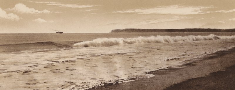 San Diego: Surfowanie na plaży Coronado, Point Loma w oddali, San Diego (zdjęcie czarno-białe) autorstwa American Photographer