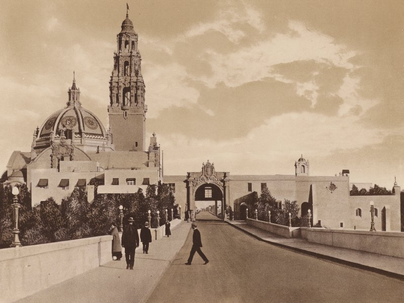 San Diego: Zachodnia brama wystawy panamsko-kalifornijskiej przedstawiająca wieżę i kopułę budynku California (zdjęcie czarno-białe) autorstwa American Photographer