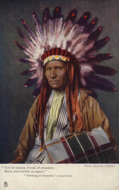 Wysoki wzrostem, szeroki w ramionach, ciemny i straszny w wyglądzie" - The Song of Hiwatha - Longfellow. (foto) autorstwa American Photographer