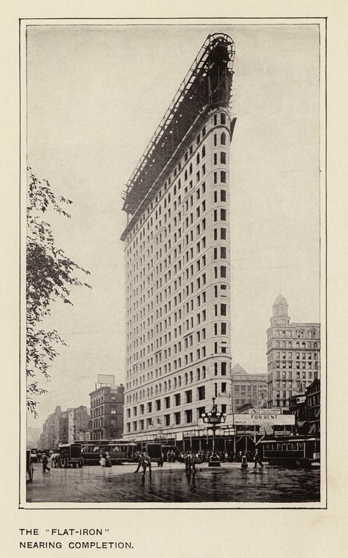 "Flat-Iron" na ukończeniu (zdjęcie czarno-białe) autorstwa American Photographer