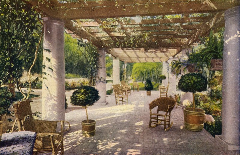 Pergola, element charakterystyczny domu w Kalifornii (zdjęcie kolorowe) autorstwa American Photographer