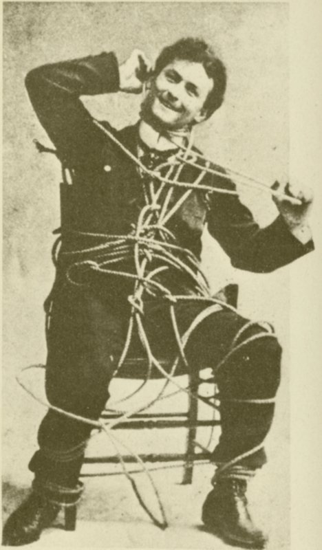 Młody Harry Houdini wykonujący sztuczkę z liną w 1898 r. (zdjęcie czarno-białe) autorstwa American Photographer